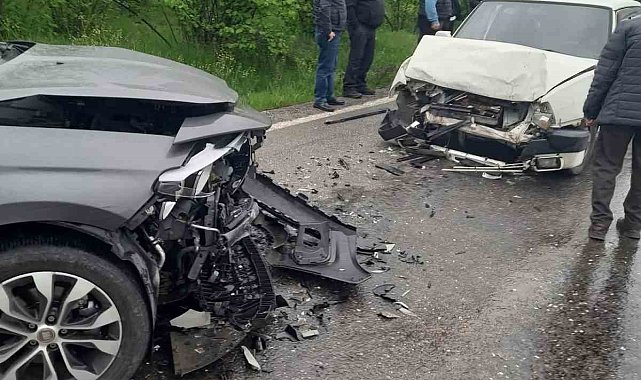 Alaplı'da kafa kafaya çarpışan otomobillerde 2 kişi yaralandı