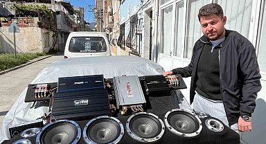 Alarm sistemini devre dışı bıraktı, ses sistemini çaldı