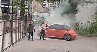 Alev alan otomobile ilk müdahaleyi okul müdürü yaptı