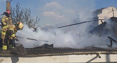 Alev alev yanan köy evi havadan böyle görüntülendi