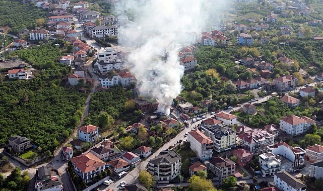 Alevlere teslim olan tek katlı ev kullanılmaz hale geldi