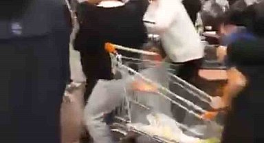 Alışveriş Merkezi'nde müşterilerle çalışanlar arasında kavga çıktı, ortalık karıştı