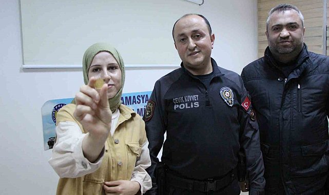 Alışveriş yaparken altınını kaybeden genç kızı sokakta gezen polis sevindirdi