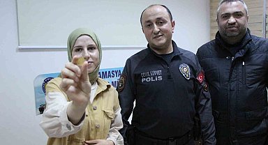 Alışveriş yaparken altınını kaybeden genç kızı sokakta gezen polis sevindirdi