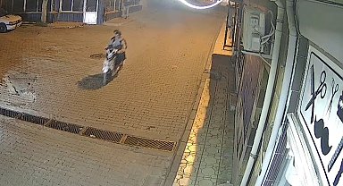 Alışverişe girdi motosikletinden oldu: O anlar kamerada