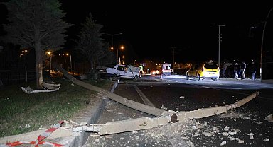 Alkollü sürücü önce araca, sonra da aydınlatma direğine çarptı: 1 yaralı