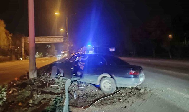 Alkollü sürücünün direksiyon hakimiyetini kaybettiği araç direğe çarparak durabildi