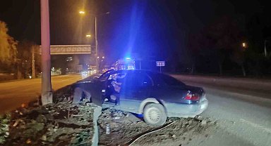 Alkollü sürücünün direksiyon hakimiyetini kaybettiği araç direğe çarparak durabildi