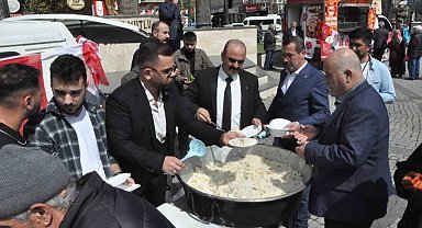 Alparslan Türkeş'in vefat yıl dönümünde Edremit'te lokma ve pilav hayrı düzenlendi