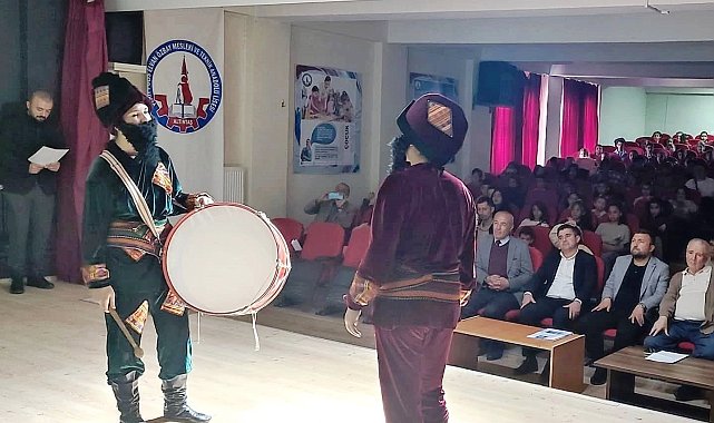 Altıntaş'ta Hacivat ve Karagöz oyunu miniklerle buluştu