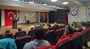 Altıntaş'ta ilk ve ortaokul öğrencilerine temel fotoğrafçılık eğitimi