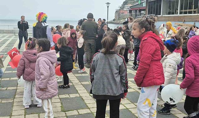 Amasra'da çocuklar 23 Nisan'da gönüllerince eğlendi