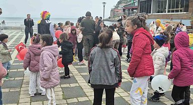 Amasra'da çocuklar 23 Nisan'da gönüllerince eğlendi