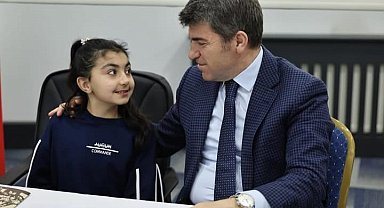 Amasya'da halk gününde valiyi şaşırtan istek: "23 Nisan'da koltuğunuza oturmak istiyorum"