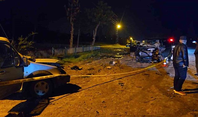 Amasya'da minibüs ile hafif ticari araç kafa kafaya çarpıştı: 7 yaralı
