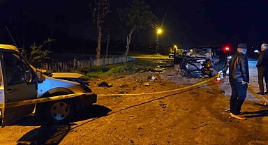 Amasya'da minibüs ile hafif ticari araç kafa kafaya çarpıştı: 7 yaralı