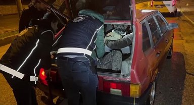 Amasya'da otomobilde 6 kaçak göçmen yakalandı