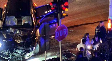 Ambulans ile cipin çarpıştığı ve 9 kişinin yaralandığı kaza anı kamerada