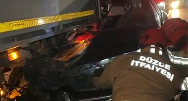 Anadolu Otoyolu'nda otomobil tıra çarptı