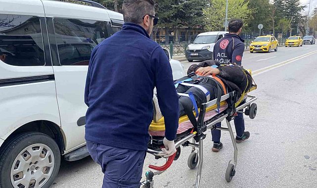Ani fren yapan otomobile arkadan çarpan motosikletin sürücüsü yaralandı