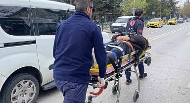 Ani fren yapan otomobile arkadan çarpan motosikletin sürücüsü yaralandı