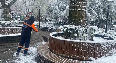 Ankara'da açan çiçeklerin üzerine kar yağdı