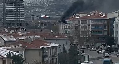 Ankara'da apartmanda çıkan yangınına ekiplerin müdahalesi sürüyor