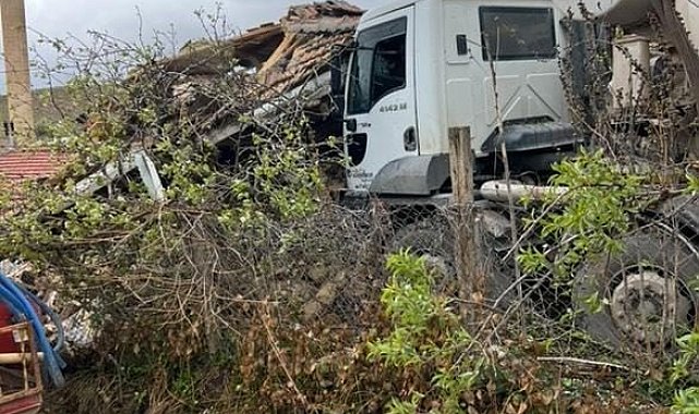 Ankara'da beton mikseri müstakil eve çarptı