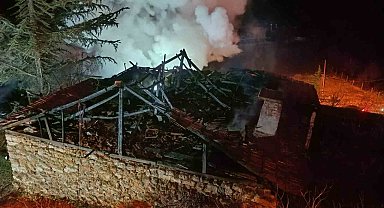 Ankara'da çıkan yangında ev küle döndü