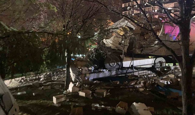 Ankara'da freni boşalan tır parka daldı: 1 ölü