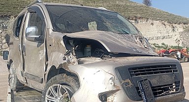 Ankara'da kontrolden çıkan otomobilin devrilmesi sonucu 2 kişi yaralandı