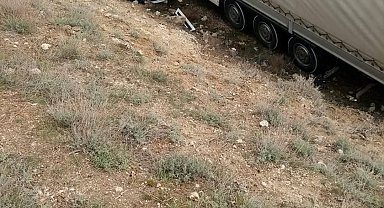 Ankara'da yağmur nedeniyle kayganlaşan yolda tır yoldan çıktı