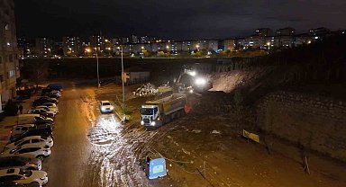 Ankara'da yağmur sonrası istinat duvarı çöktü