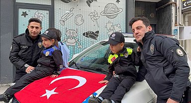 Anne Şehir'de polislere sürpriz kutlama