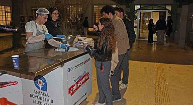 Antalya Büyükşehir Belediyesi'nden öğrencilere sıcak çorba ikramı