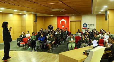 Antalya Büyükşehir'de gençlere AB fırsatları toplantısı