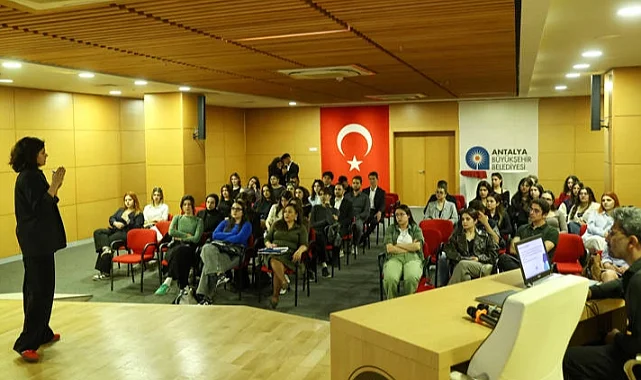 Antalya Büyükşehir'de gençlere AB fırsatları toplantısı