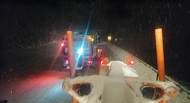 Antalya-Konya karayolunda kar yağışı etkili oldu: Kar kalınlığı yer yer 10 santimetreye ulaştı