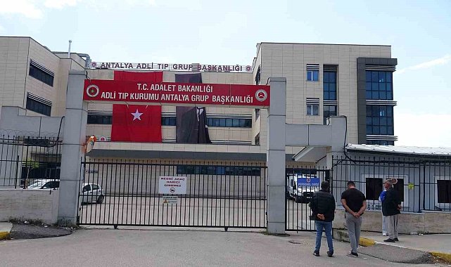 Antalya'da 17 yaşındaki kızı öldürüp intihar eden adamın cenazesi alındı
