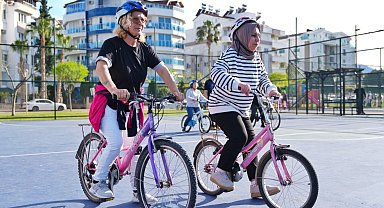 Antalya'da 50 yaşında bisiklet sürmeyi öğreniyorlar