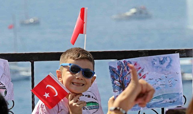 Antalya'da denizdeki 23 Nisan korteji görsel şölen oluşturdu