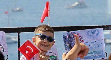 Antalya'da denizdeki 23 Nisan korteji görsel şölen oluşturdu