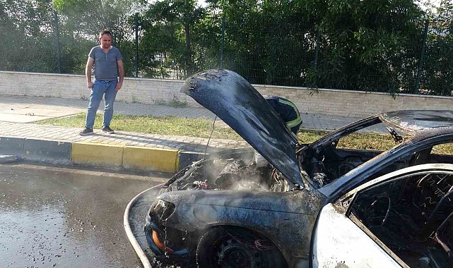 Antalya'da evine gitmek üzere yola çıkan sürücünün otomobili alev alev yandı