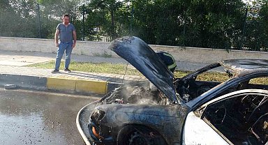 Antalya'da evine gitmek üzere yola çıkan sürücünün otomobili alev alev yandı