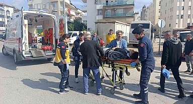 Antalya'da hafif ticari araç motosikletle çarpıştı: 2 yaralı