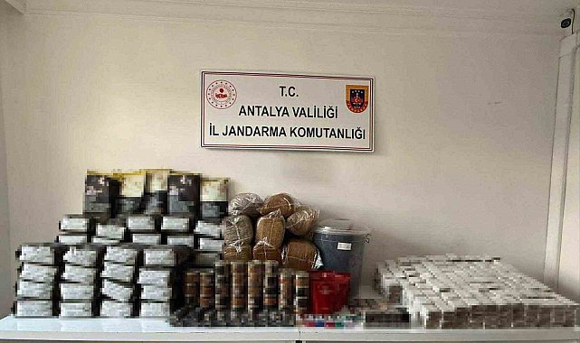 Antalya'da kaçak çay ve tütün operasyonu