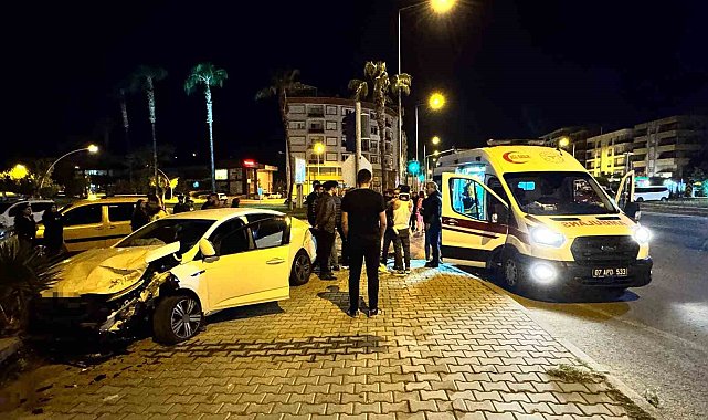 Antalya'da kırmızı ışık ihlali kazayı beraberinde getirdi: 2'si çocuk 4 yaralı