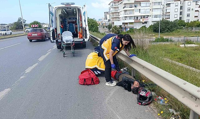 Antalya'da lastiği patlayan motosiklet devrildi: 2 yaralı