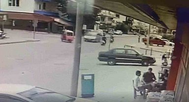 Antalya'da motosiklet ile hafif ticari araç çarpıştı: Kaza anı kamerada