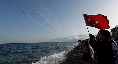 Antalya'da Türk Yıldızları'ndan nefes kesen 23 Nisan gösterisi